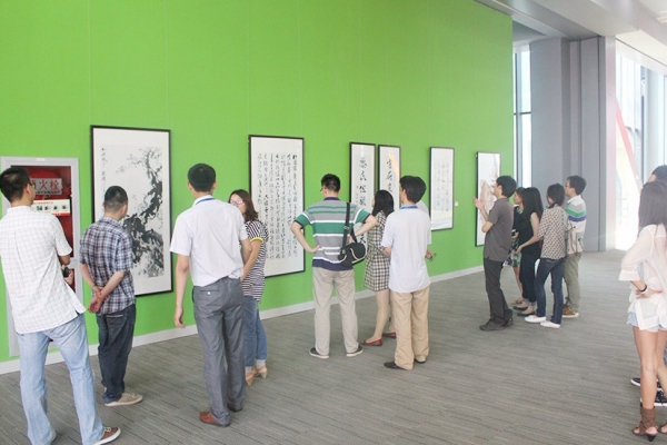 参观廉洁主题书画展