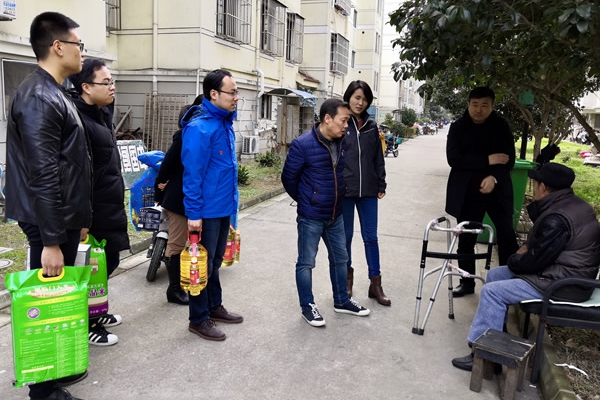 三支部慰问贫困户