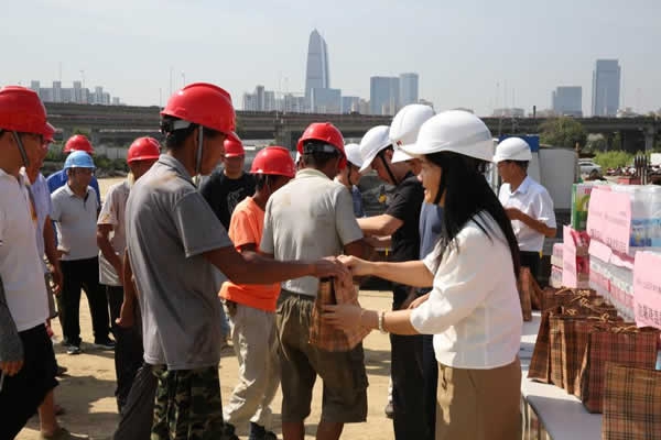 城市重建对在建工地<br>高温慰问