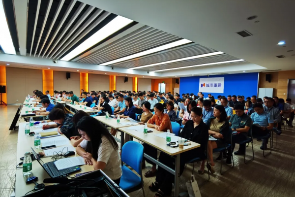 城市重建举行迎“七一”主题活动暨党委书记专题党课