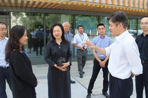 园区管委会夏芳副主任、园区教育局沈坚局长一行 视察城市重建多个项目