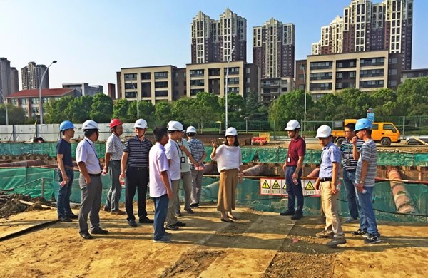 城市重建进行项目安全巡查