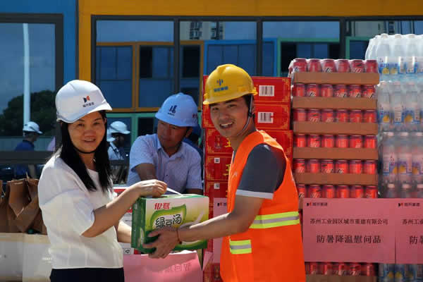 城市重建组织向项目一线送清凉活动