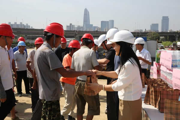 城市重建对在建工地高温慰问