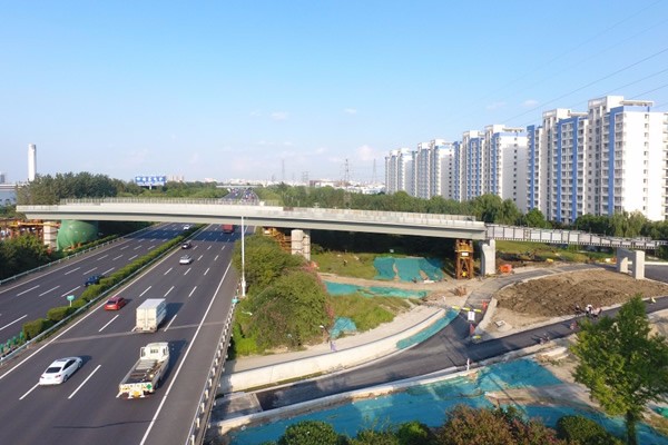 剑科路接方湾街工程钢箱梁顶推施工顺利完成