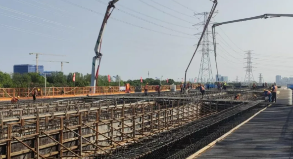 独墅湖大道快速化改造工程主线首联现浇箱梁浇筑